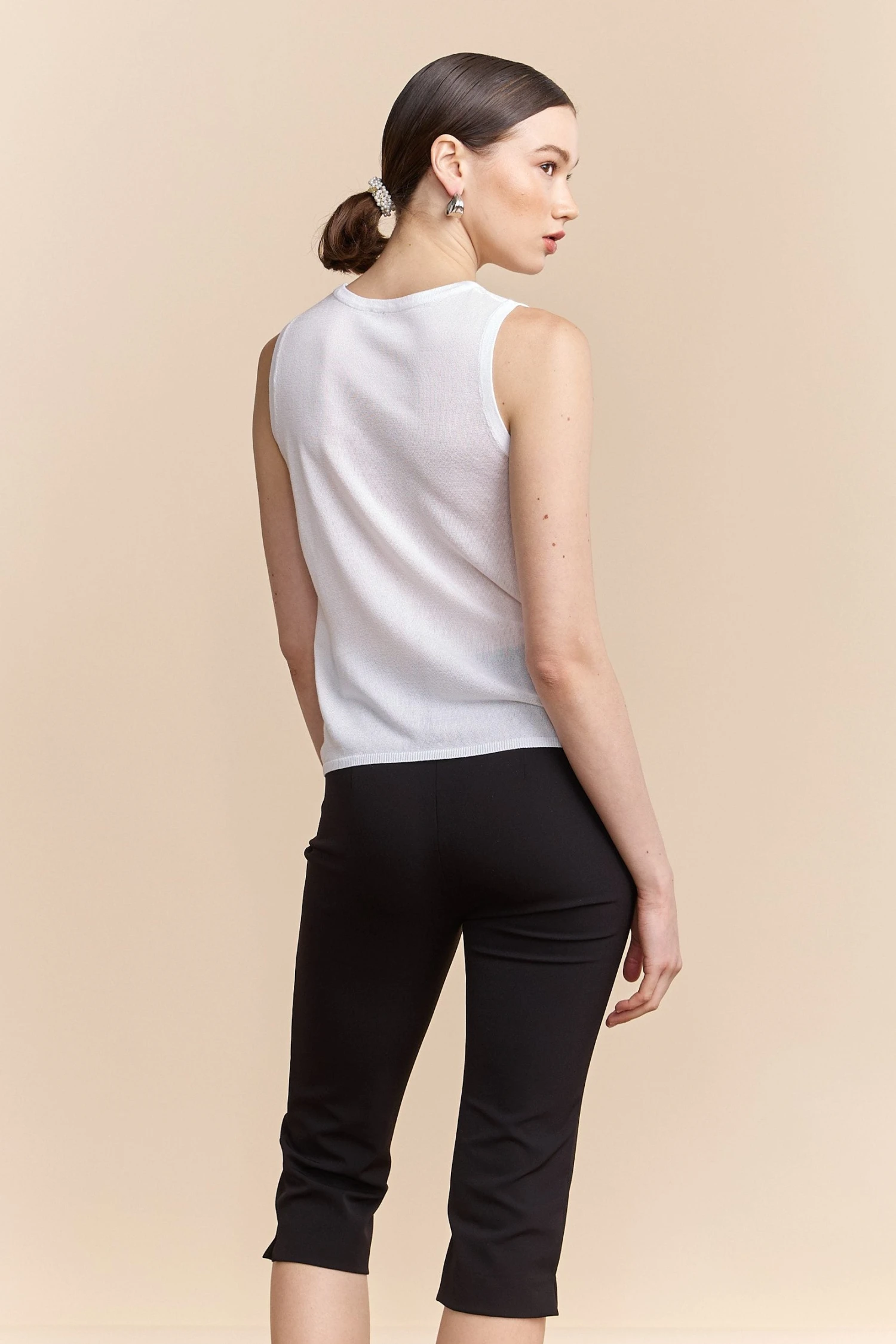 Fine Yarn Sleeveless Sweater - Image 6