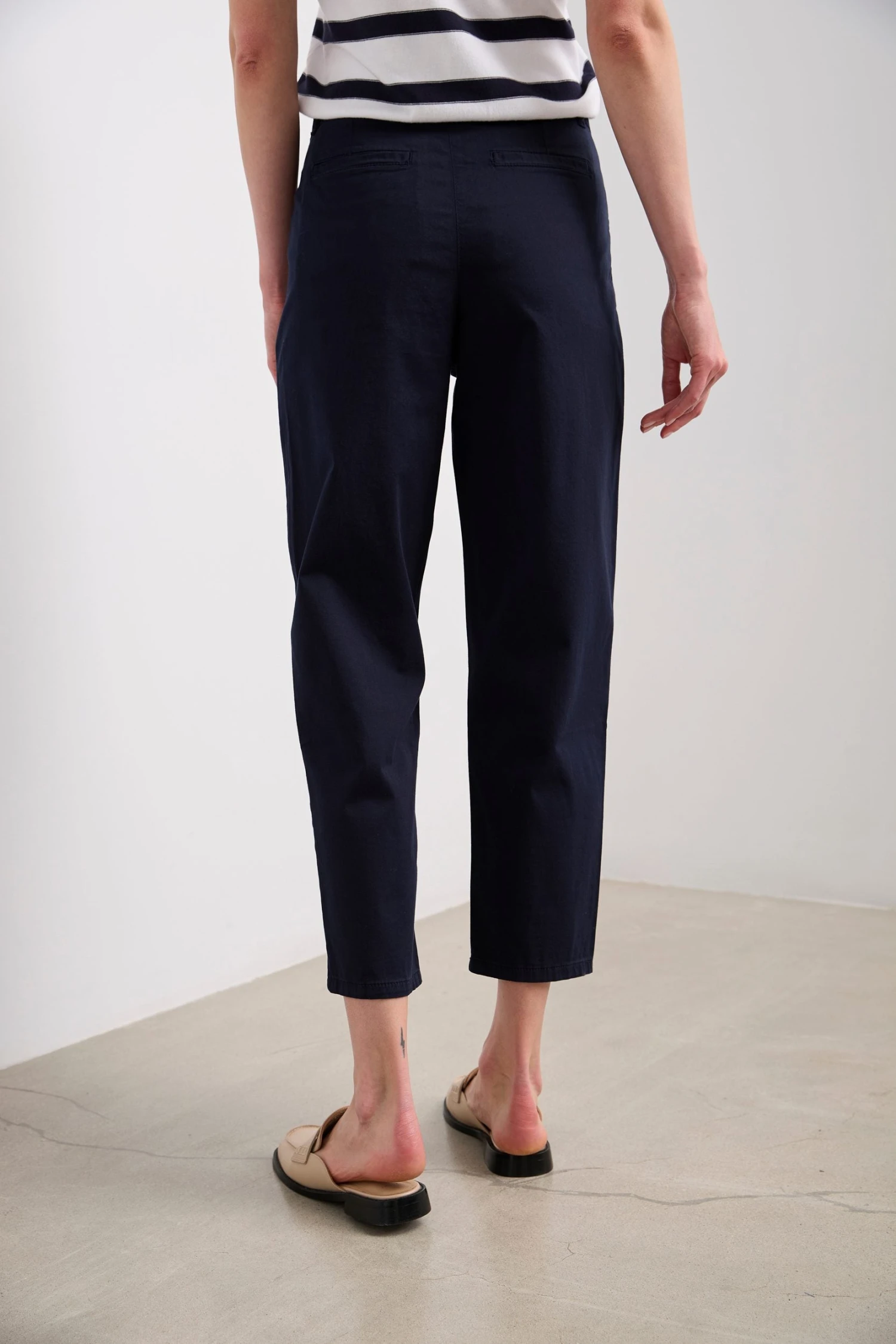 Casual Cropped Pants With Pleats - Image 3