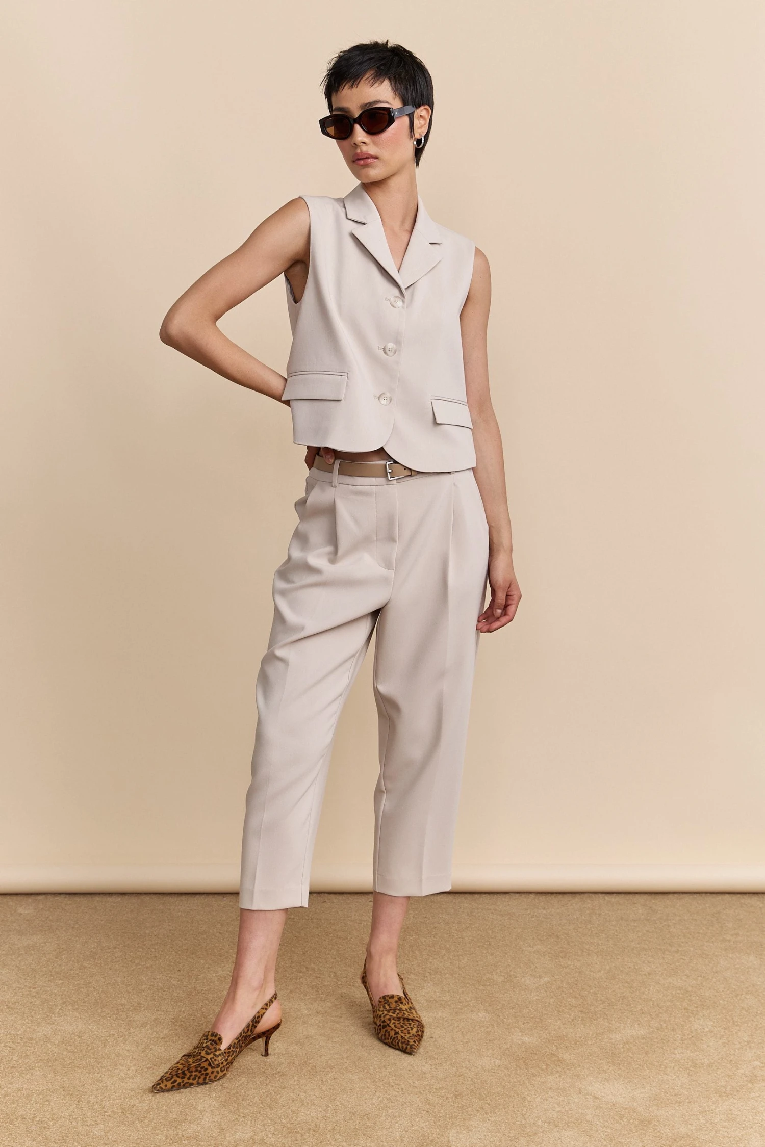 Cropped Pants With Pleats - Image 4