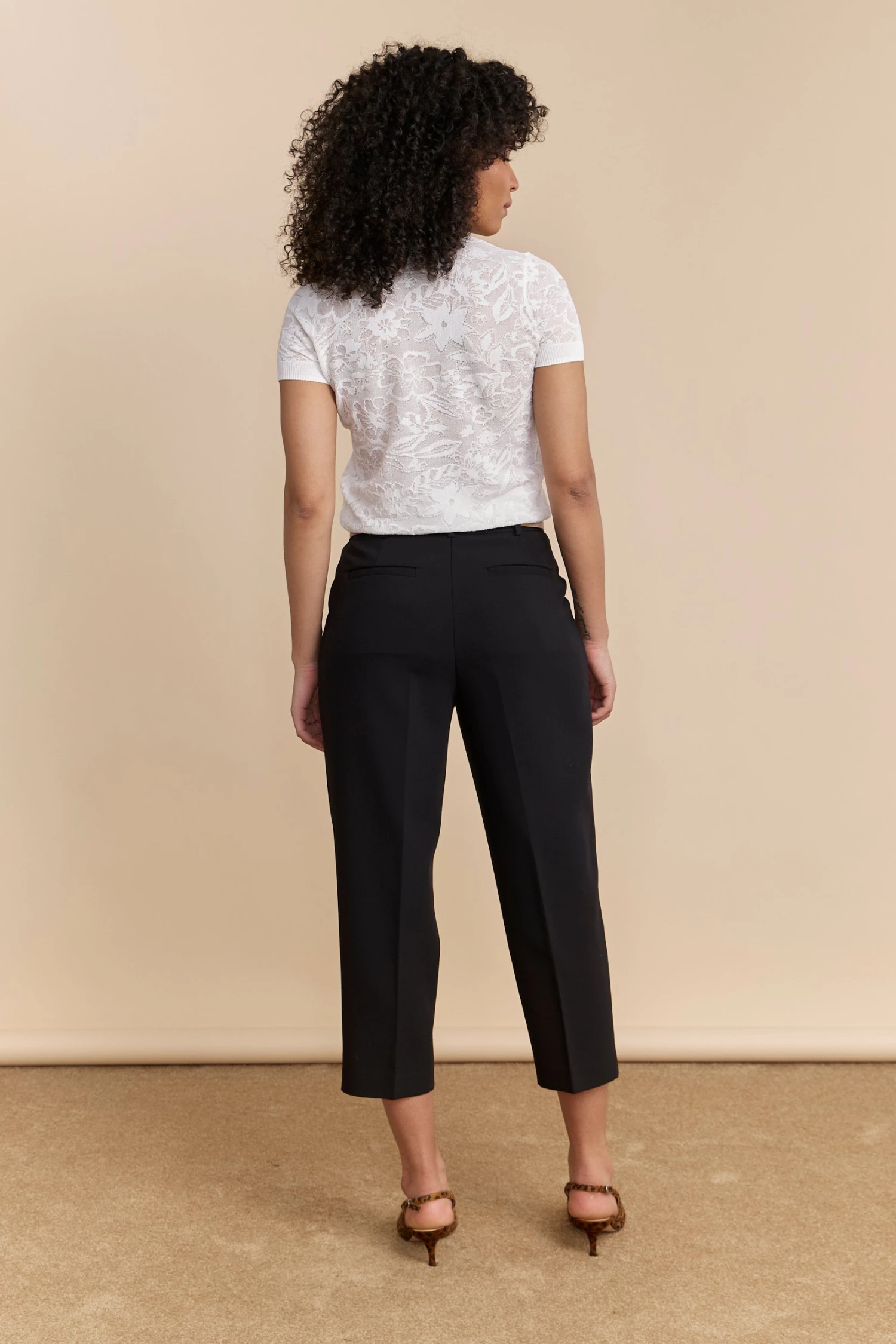 Cropped Pants With Pleats - Image 7