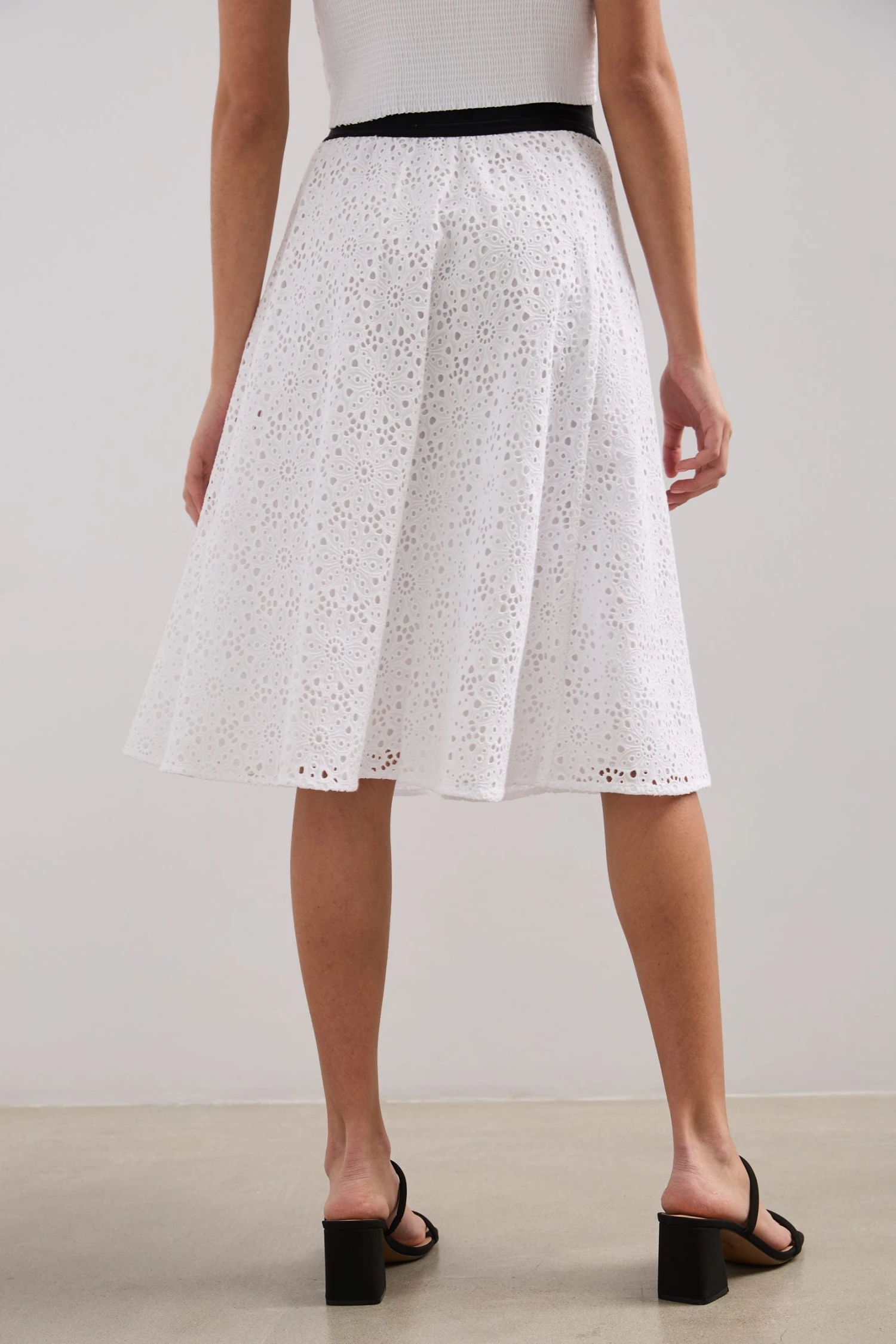 Broderie Anglaise Skirt With Elastic Waist - Image 3